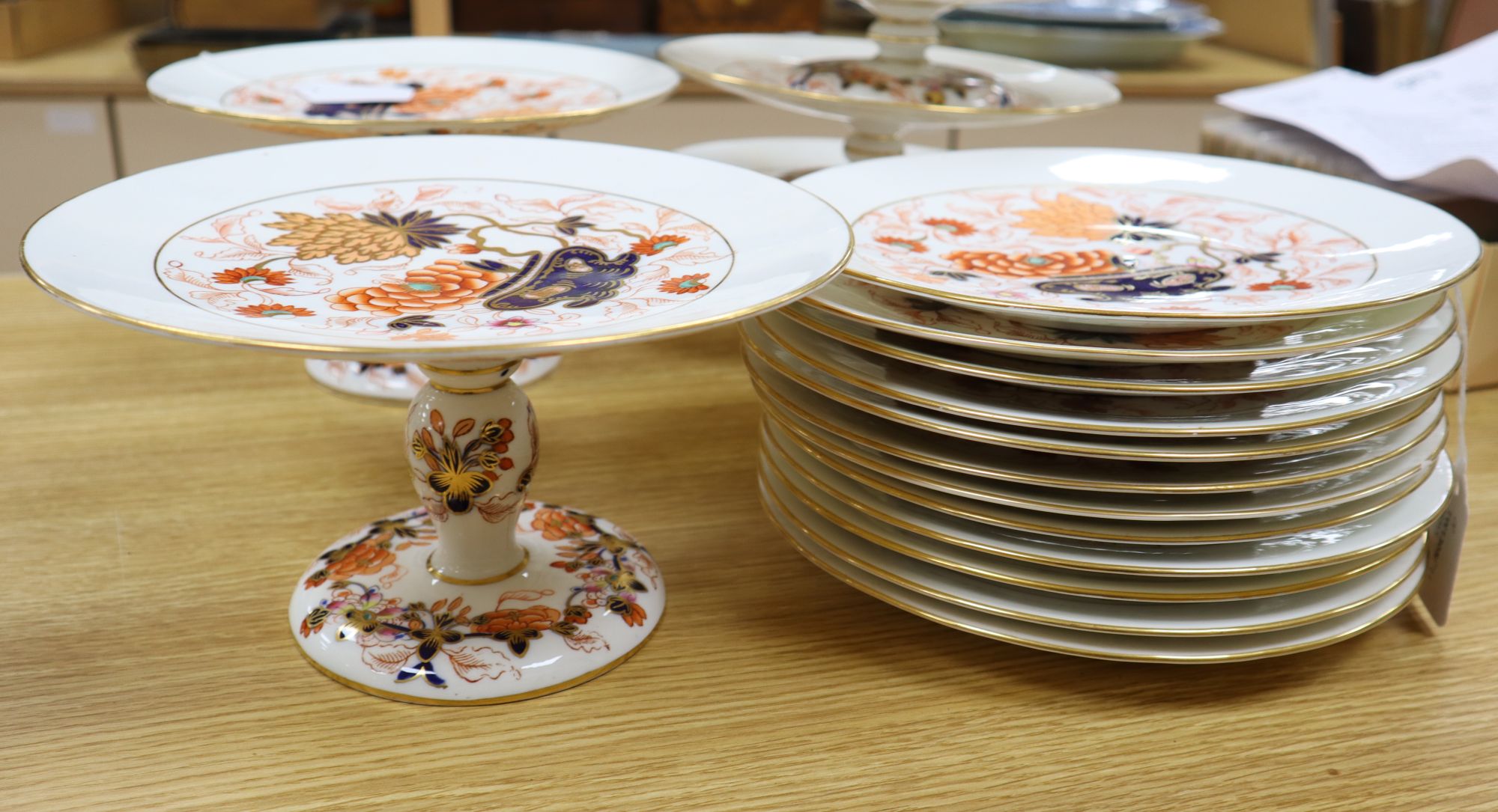 A Coalport Imari pattern part dessert service (17 pieces)